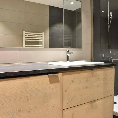 Apartment Skis Aux Pieds A Meribel - Centre, Commerces A 100m, Piscine Estivale, Ascenseur, Casier A Skis - Fr-1-180-549 Les Allues