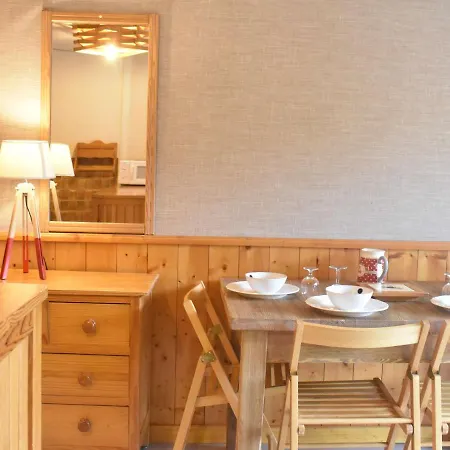 Apartment Skis Aux Pieds A Meribel - Centre, Commerces A 100m, Piscine Estivale, Ascenseur, Casier A Skis - Fr-1-180-549