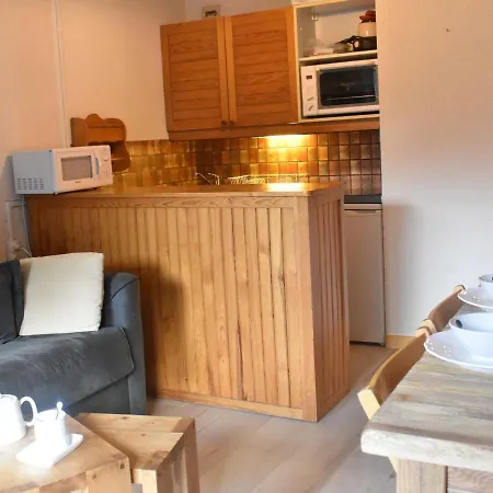 Apartment Skis Aux Pieds A Meribel - Centre, Commerces A 100m, Piscine Estivale, Ascenseur, Casier A Skis - Fr-1-180-549